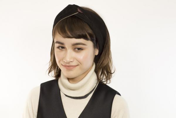 【Beauty Tips】プロが教える短めバングと太眉を引き立てるクラシックなヘア＆リップの作り方をマスター