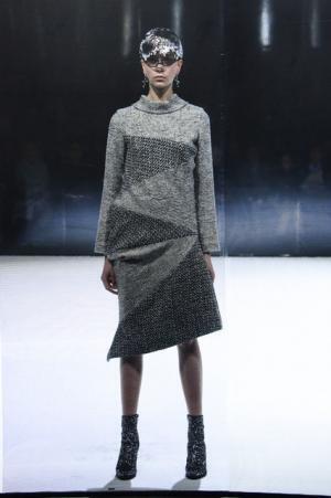 フィルターを通じて浮き出るモチーフ、ノイズを可視化するアンリアレイジ【16-17AWウィメンズ】