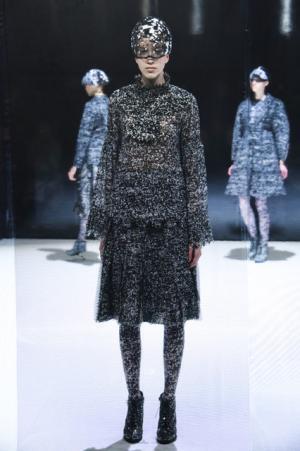 フィルターを通じて浮き出るモチーフ、ノイズを可視化するアンリアレイジ【16-17AWウィメンズ】