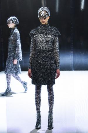 フィルターを通じて浮き出るモチーフ、ノイズを可視化するアンリアレイジ【16-17AWウィメンズ】