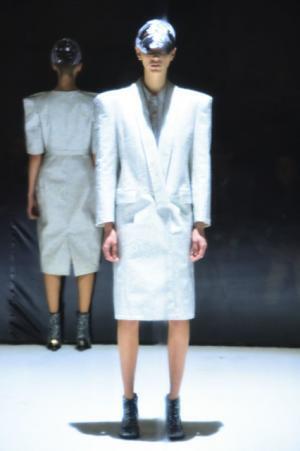 フィルターを通じて浮き出るモチーフ、ノイズを可視化するアンリアレイジ【16-17AWウィメンズ】