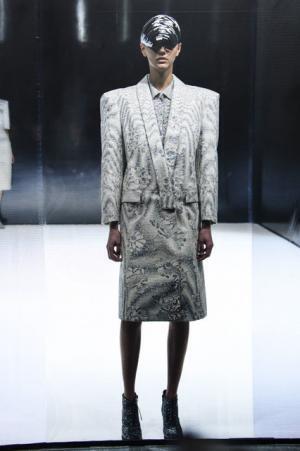 フィルターを通じて浮き出るモチーフ、ノイズを可視化するアンリアレイジ【16-17AWウィメンズ】