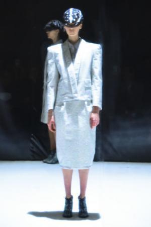 フィルターを通じて浮き出るモチーフ、ノイズを可視化するアンリアレイジ【16-17AWウィメンズ】