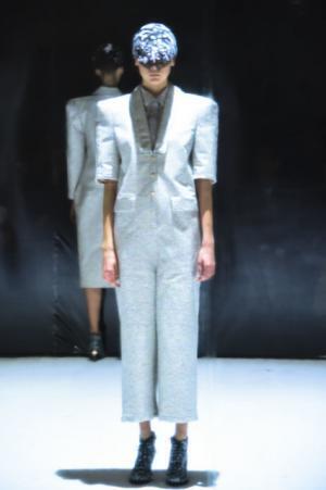 フィルターを通じて浮き出るモチーフ、ノイズを可視化するアンリアレイジ【16-17AWウィメンズ】