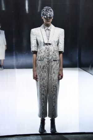 フィルターを通じて浮き出るモチーフ、ノイズを可視化するアンリアレイジ【16-17AWウィメンズ】