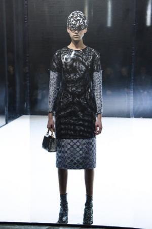 フィルターを通じて浮き出るモチーフ、ノイズを可視化するアンリアレイジ【16-17AWウィメンズ】