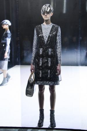 フィルターを通じて浮き出るモチーフ、ノイズを可視化するアンリアレイジ【16-17AWウィメンズ】