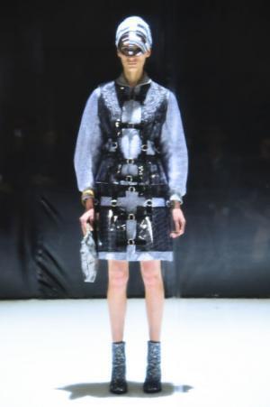 フィルターを通じて浮き出るモチーフ、ノイズを可視化するアンリアレイジ【16-17AWウィメンズ】