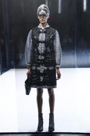 フィルターを通じて浮き出るモチーフ、ノイズを可視化するアンリアレイジ【16-17AWウィメンズ】