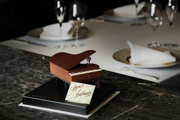 パレスホテル東京が“ミュージックの日”に贈る、繊細すぎるピアノ型のショコラデザート