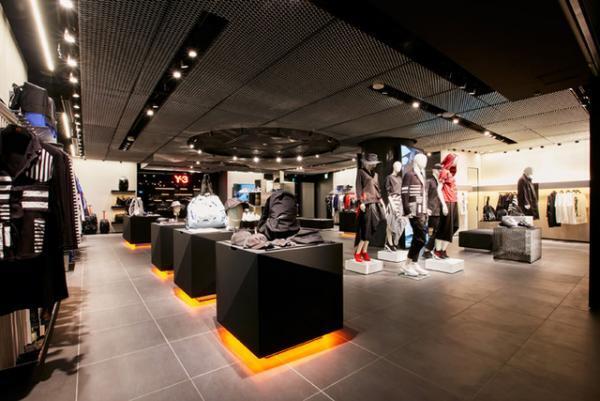 Y-3が表参道ヒルズに国内最大店舗をオープン、限定Tも発売