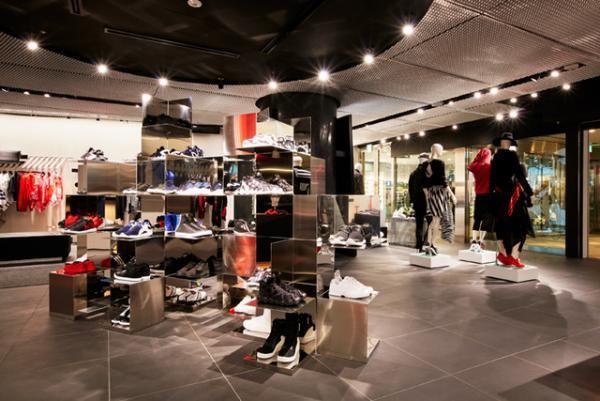 Y-3が表参道ヒルズに国内最大店舗をオープン、限定Tも発売