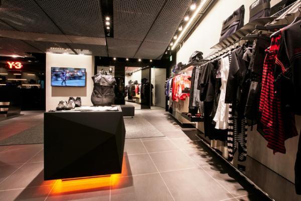 Y-3が表参道ヒルズに国内最大店舗をオープン、限定Tも発売