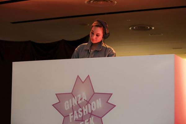 銀座三越で一夜限りのパーティー。“ピンク”のドレスコードでマドモアゼル・ユリア、エリーローズらも参加