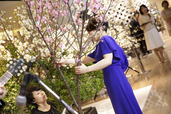 銀座三越で一夜限りのパーティー。“ピンク”のドレスコードでマドモアゼル・ユリア、エリーローズらも参加