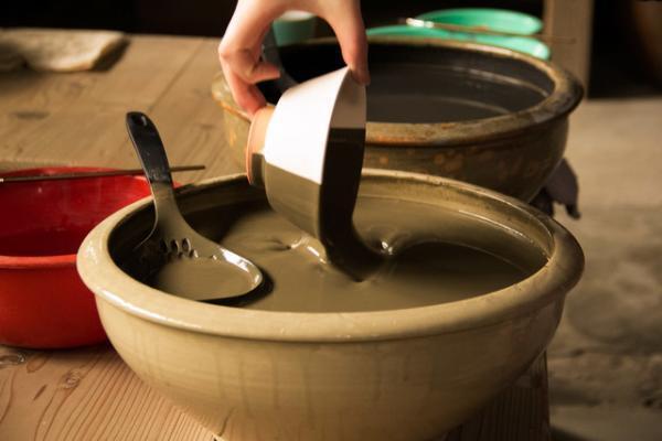 因州・中井窯ー引き算で生まれた緑・白・黒の器【鳥取の旅 vol.2】