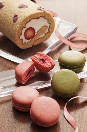 ハイアット リージェンシー 東京で“さくらスイーツ”。桜色に染まったムースやロールケーキ、マカロン