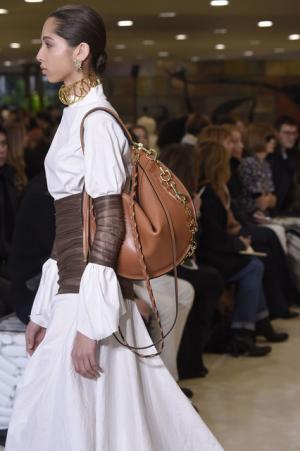 ロエベ、ジョナサン・アンダーソンが提案する洗練を極めたバランスの新ルール【16-17AWウィメンズ】