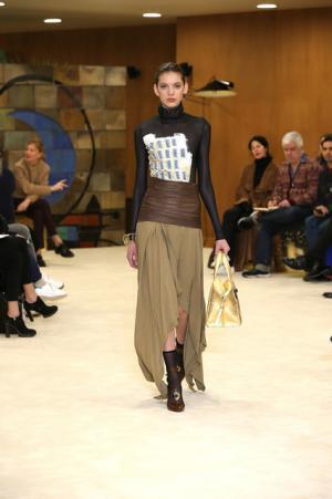 ロエベ、ジョナサン・アンダーソンが提案する洗練を極めたバランスの新ルール【16-17AWウィメンズ】