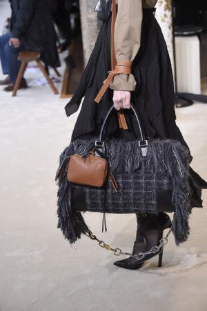 ロエベ、ジョナサン・アンダーソンが提案する洗練を極めたバランスの新ルール【16-17AWウィメンズ】