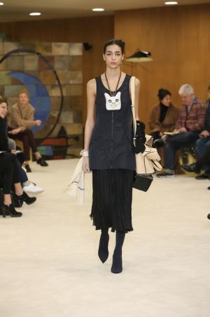 ロエベ、ジョナサン・アンダーソンが提案する洗練を極めたバランスの新ルール【16-17AWウィメンズ】