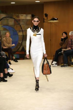 ロエベ、ジョナサン・アンダーソンが提案する洗練を極めたバランスの新ルール【16-17AWウィメンズ】