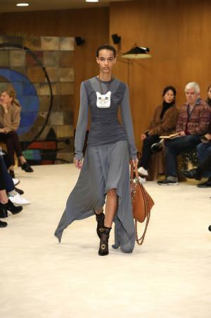 ロエベ、ジョナサン・アンダーソンが提案する洗練を極めたバランスの新ルール【16-17AWウィメンズ】