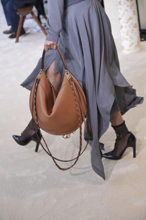 ロエベ、ジョナサン・アンダーソンが提案する洗練を極めたバランスの新ルール【16-17AWウィメンズ】