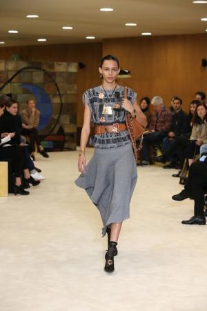 ロエベ、ジョナサン・アンダーソンが提案する洗練を極めたバランスの新ルール【16-17AWウィメンズ】