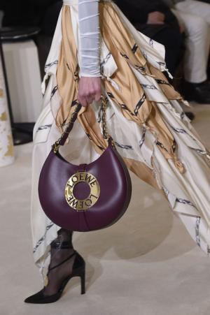 ロエベ、ジョナサン・アンダーソンが提案する洗練を極めたバランスの新ルール【16-17AWウィメンズ】