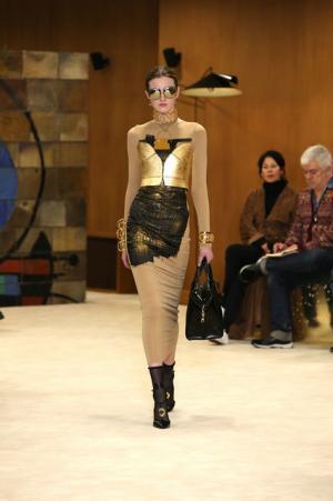 ロエベ、ジョナサン・アンダーソンが提案する洗練を極めたバランスの新ルール【16-17AWウィメンズ】