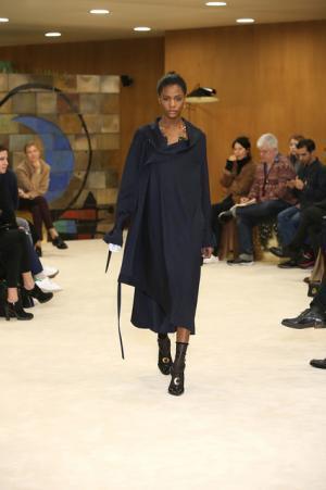 ロエベ、ジョナサン・アンダーソンが提案する洗練を極めたバランスの新ルール【16-17AWウィメンズ】