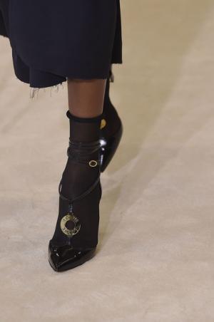 ロエベ、ジョナサン・アンダーソンが提案する洗練を極めたバランスの新ルール【16-17AWウィメンズ】