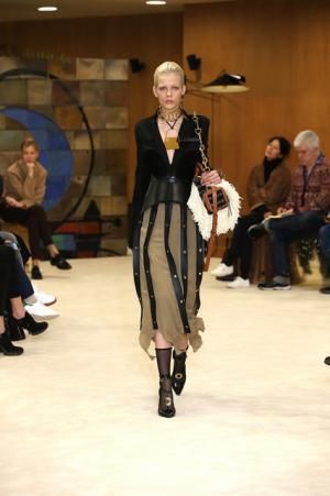 ロエベ、ジョナサン・アンダーソンが提案する洗練を極めたバランスの新ルール【16-17AWウィメンズ】