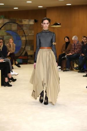 ロエベ、ジョナサン・アンダーソンが提案する洗練を極めたバランスの新ルール【16-17AWウィメンズ】