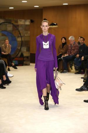 ロエベ、ジョナサン・アンダーソンが提案する洗練を極めたバランスの新ルール【16-17AWウィメンズ】