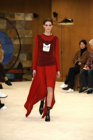 ロエベ、ジョナサン・アンダーソンが提案する洗練を極めたバランスの新ルール【16-17AWウィメンズ】