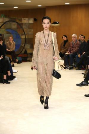 ロエベ、ジョナサン・アンダーソンが提案する洗練を極めたバランスの新ルール【16-17AWウィメンズ】