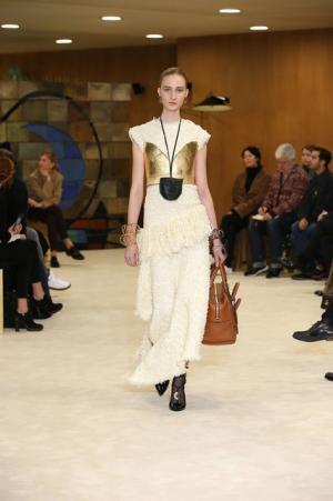 ロエベ、ジョナサン・アンダーソンが提案する洗練を極めたバランスの新ルール【16-17AWウィメンズ】