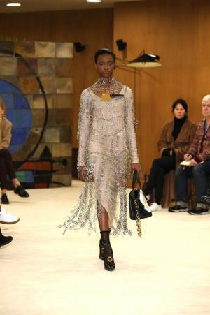 ロエベ、ジョナサン・アンダーソンが提案する洗練を極めたバランスの新ルール【16-17AWウィメンズ】