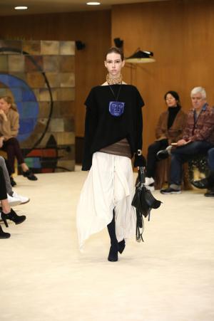 ロエベ、ジョナサン・アンダーソンが提案する洗練を極めたバランスの新ルール【16-17AWウィメンズ】