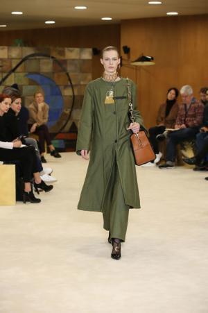 ロエベ、ジョナサン・アンダーソンが提案する洗練を極めたバランスの新ルール【16-17AWウィメンズ】