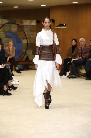 ロエベ、ジョナサン・アンダーソンが提案する洗練を極めたバランスの新ルール【16-17AWウィメンズ】