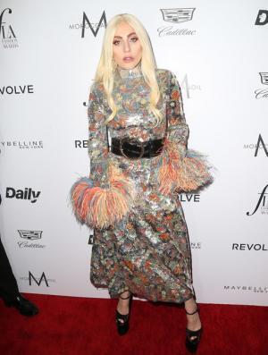 レディー・ガガ、「デイリー・フロント・ロウ」デザイナー・デビュー賞を受賞したブランドン・マックスウェルのプレゼンターに