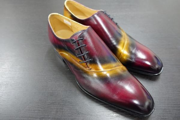 銀座三越のシューズアトリエ、“金”をテーマにカラーオーダー会を実施