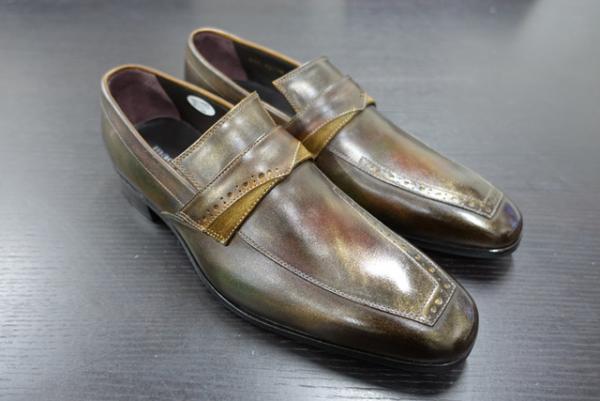 銀座三越のシューズアトリエ、“金”をテーマにカラーオーダー会を実施