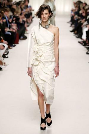 ランバン、ジャンヌ・ランバンの美学に思いを馳せ紡ぐエレガンス【2016-17秋冬ウィメンズ】