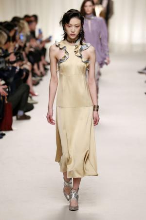 ランバン、ジャンヌ・ランバンの美学に思いを馳せ紡ぐエレガンス【2016-17秋冬ウィメンズ】