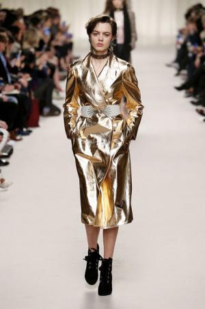 ランバン、ジャンヌ・ランバンの美学に思いを馳せ紡ぐエレガンス【2016-17秋冬ウィメンズ】