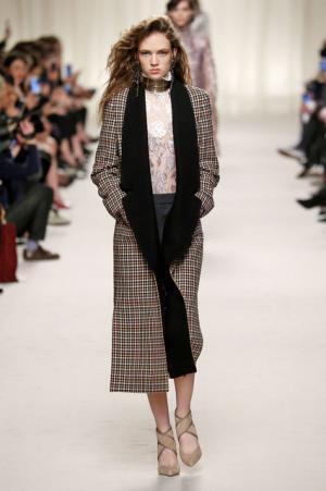 ランバン、ジャンヌ・ランバンの美学に思いを馳せ紡ぐエレガンス【2016-17秋冬ウィメンズ】